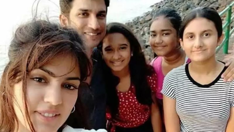 পিটিশনে এও লেখা রয়েছে, রিয়া সুশান্তকে খুবই ভালবাসতেন। তাঁর আকস্মিক মৃত্যু তিনি মেনে নিতে পারছেন না। সুশান্তের পরিবারের মত তিনিও শোকের মধ্যে দিয়েই যাচ্ছেন।
