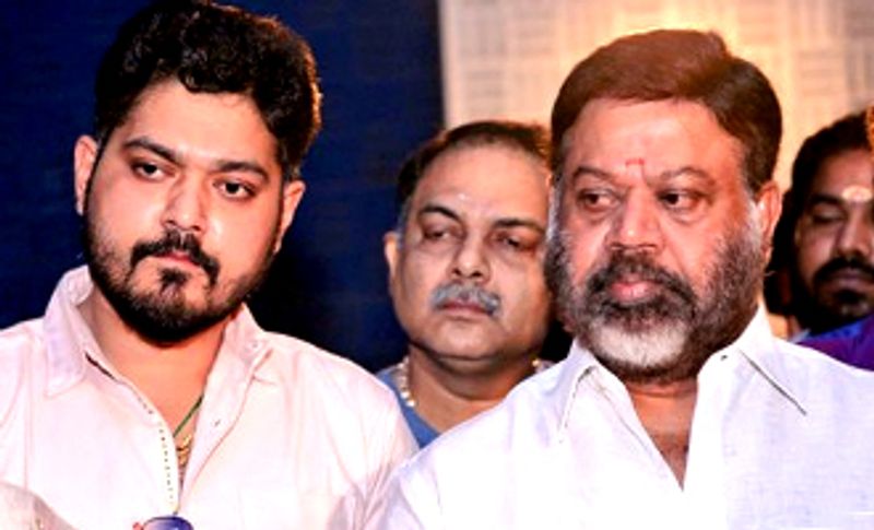 இயக்குனர் வசுவின் மகன் சக்தி இவர் சிறுவயதிலே நடிக ஆரம்பித்து விட்டார் சின்ன தம்பி பல படங்களில் வேலை செய்து இருக்கிறார் தொட்டால் பூ மலரும் மூலமாக அறிமுகம் ஆனார் இவருக்கும் பெருசா வாய்ப்பு இல்லாததால் பின்தங்கிவிட்டார் 