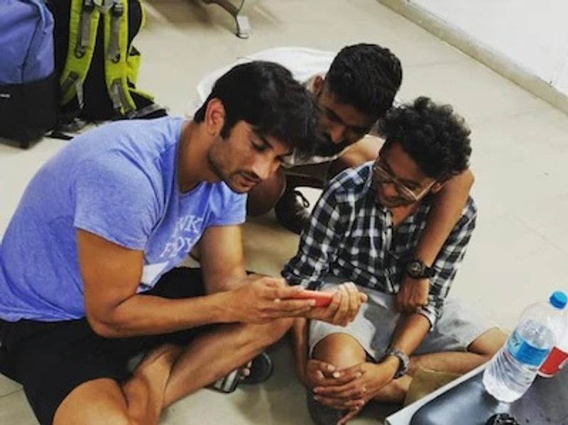 বরং অতগুলি সিমের মধ্যে একটি ছিল সিদ্ধার্থ পিঠানির নামে রেজিস্টার্ড। সিদ্ধার্থ ছিলেন সুশান্তের ফ্ল্যাটমেট। যিনি শেষ সময় অবধি সুশান্তের বাড়িতেই ছিলেন। 