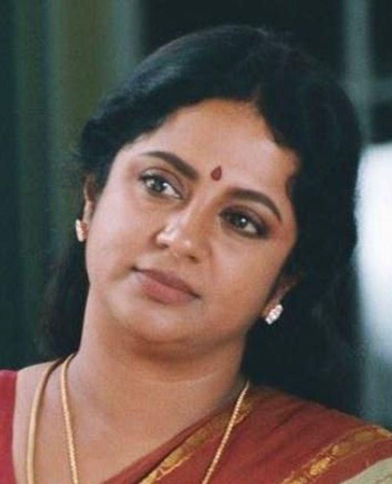நடிகை ஸ்ரீவித்யா மறைந்த ஆண்டு 2006 இவங்க கடைசியா நடித்த படம் லண்டன் 