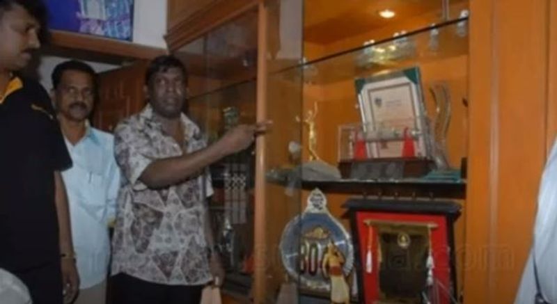 வடிவேலு தான் வாங்கிய விருதுகளை காட்டுகிறார்... இவரின் திறமைக்கு இந்த விருதுகள் குறைவுதான்