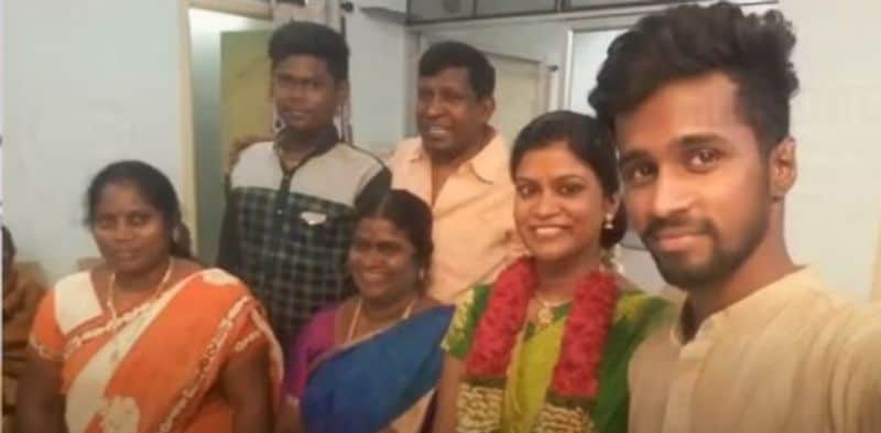 தன்னுடைய குடும்பத்துடன் ஆனந்தமாக சிரித்துக்கொண்டிருக்கும் வைகை புயல் 