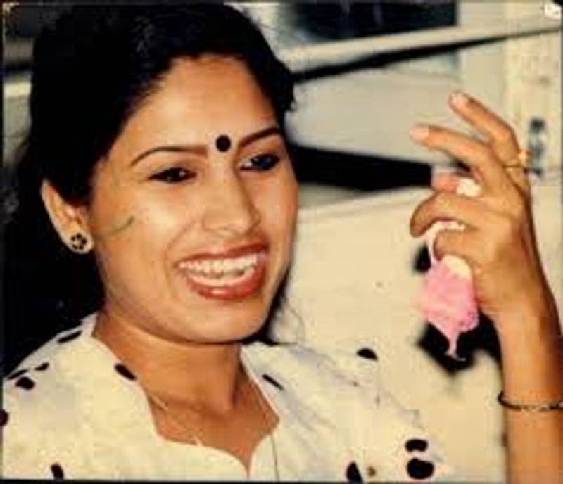 நகைச்சுவை இளவரசி என, கோலிவுட் திரையுலகினரால் செல்லமாக அழைக்கப்படும், நடிகை கோவை சரளாவின் உண்மையான பெயர் சரளா குமாரி. இவர் பிறந்த ஊர் கோவை என்பதால் கோவை சரளா என அனைவராலும் பின்னாளில் அழைக்கப்பட்டார். அதுவே அவருடைய பெயராகவும் மாறியது.
