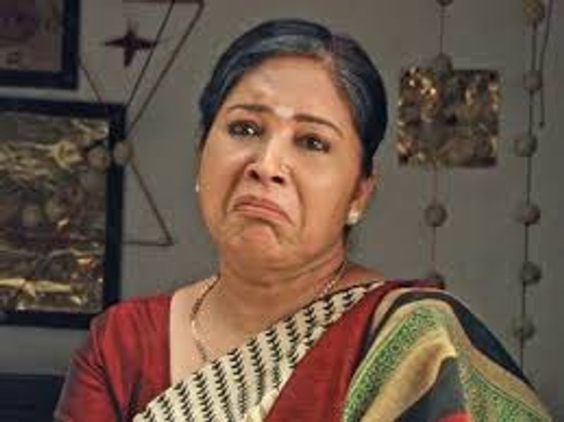 12 ஆம் வகுப்பு அவர் படித்து முடித்த பின், பெற்றோருடன் சென்னைக்கு வந்த கோவை சரளா, ஆழ்வார் பேட்டையில் 300 ரூபாய்க்கு வீடு ஒன்றை வாடகைக்கு எடுத்து குடும்பத்தோடு தங்கி பட வாய்ப்புகளை தேட துவங்கினார்.