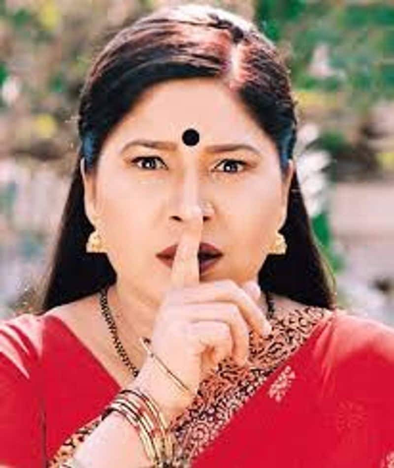 9 ஆம் வகுப்பு படித்துக்கொண்டிருந்த போது, சில மேடை நாடகங்களிலும் நடித்து வந்தார். அப்போது தான் இவருக்கு 'வெள்ளி ரதம்' என்கிற படத்தில் படிக்கும் வாய்ப்பு கிடைத்தது.