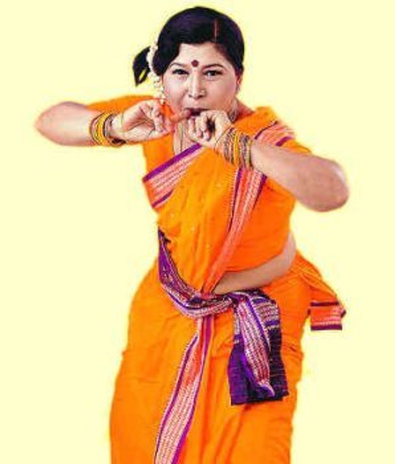 புரட்சி தலைவர் எம்.ஜி.ஆர் அவர்களின் தீவிர ரசிகையாக இவர், அவர் நடித்த படங்களை பார்த்து பார்த்து சினிமாவில் தனக்கான ஆர்வத்தை வளர்த்துக்கொண்டார். படிப்பில் பெரிதாக ஆர்வம் இல்லாத இவர், உள்ளூரில் உள்ள சிறு சிறு நாடகங்களில் நடிக்கவும் தொடங்கினார்.