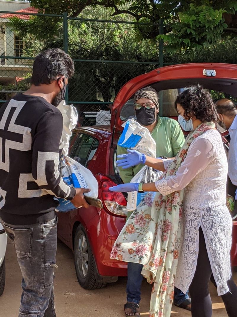 Sandalwood actress Shraddha Srinath distributes food kit to cinema workers in Bangalore