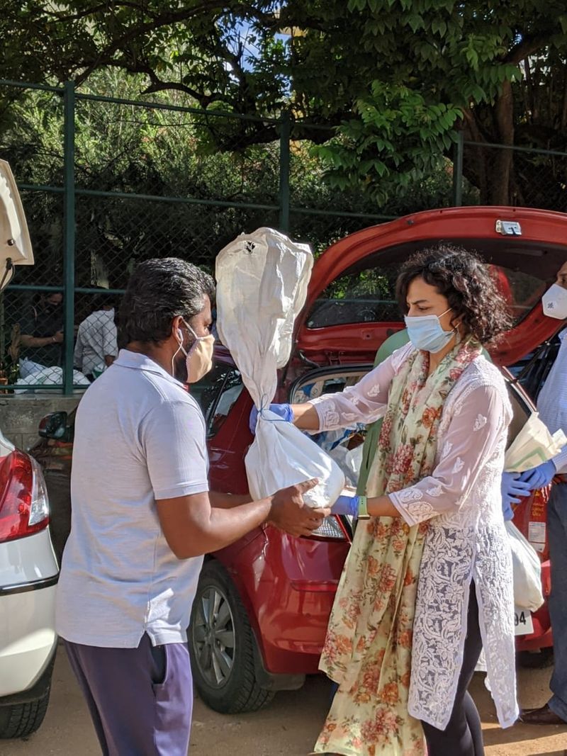 Sandalwood actress Shraddha Srinath distributes food kit to cinema workers in Bangalore
