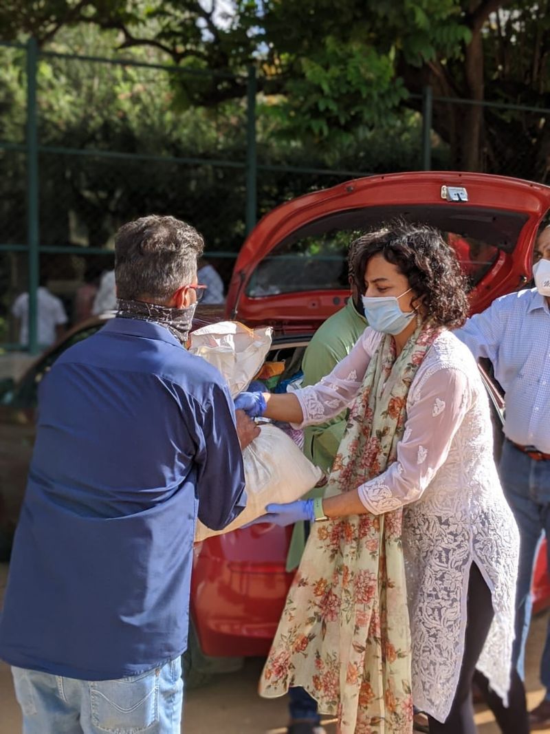 Sandalwood actress Shraddha Srinath distributes food kit to cinema workers in Bangalore