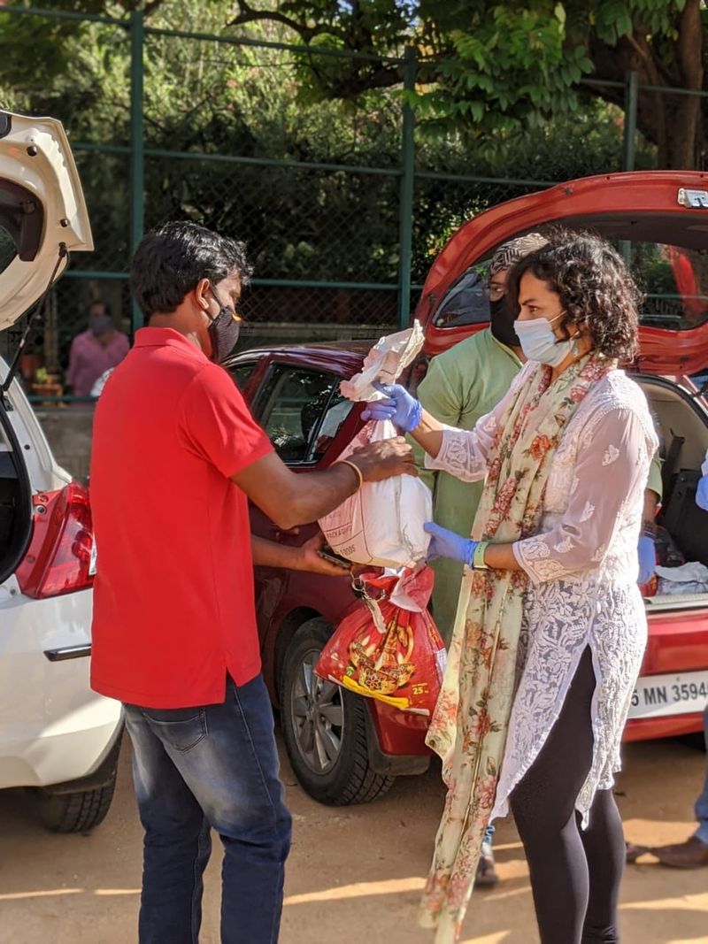 Sandalwood actress Shraddha Srinath distributes food kit to cinema workers in Bangalore