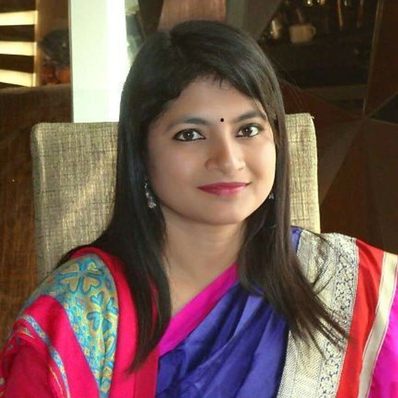 IAS Bandana Preyasi
बन्दना 2003 बैच की बिहार कैडर की आईएएस अफसर हैं। ये अफसर जनता दल- युनाइटेड के विधायक अनंत सिंह के खाद्य गोदामों को सील करने के लिए काफी चर्चित रहीं। बन्दना ने अपनी बेबाकी और साहसपूर्ण रवैये से बिहार के कई जिलों में शांति स्थापित की है। उन्हें 2009 में सीवान जिले में शांतिपूर्ण ढंग से चुनाव कराने के लिए भी काफी सराहना मिली थी। बन्दना ने ना सिर्फ दबंगो का बिना डरे सामना किया बल्कि उनके खिलाफ सख्त एक्शन भी लिया।
