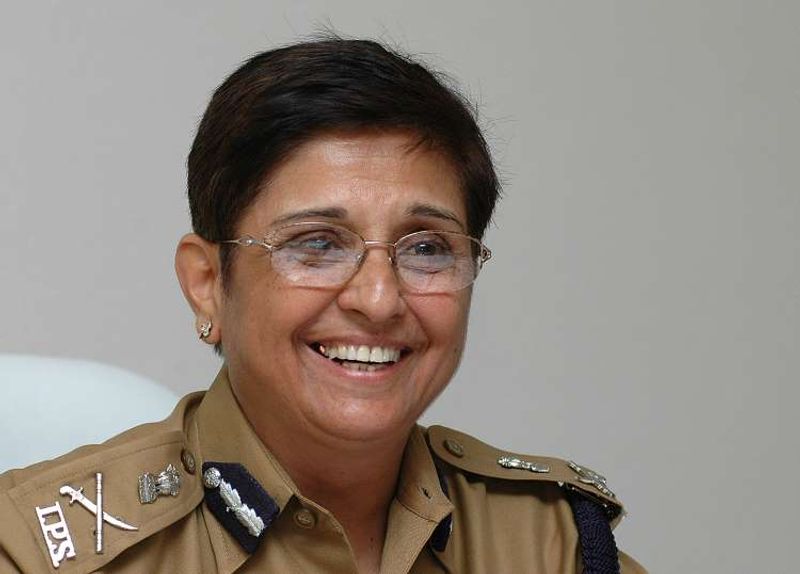 IPS किरण बेदी
देश की पहली महिला IPS अफसर किरण बेदी हैं, अपने निडर और बेबाक स्वाभाव के लिए जानी जाने वाली किरण बेदी ने भारत के सबसे बड़े जेल - तिहार जेल में कई बड़े सुधार कर उसे अनुशासित किया। उन्हें 1994 में Ramon Magsaysay Award से नवाज़ा गया। अपनी 35 साल की सेवा में बेदी ने कई महत्वपूर्ण पदों पर काम किया और कई एहम अवार्ड्स हासिल किये।

