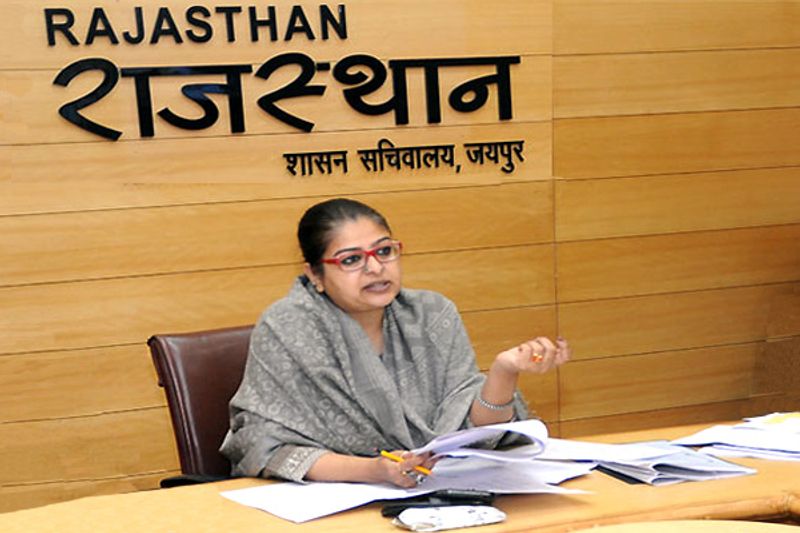 IAS मुग्धा सिन्हा
मुग्धा राजस्थान कैडर की 1999 बैच की आईएएस अफसर हैं। वो लेडी सिंघम कही जाती हैं क्योंकि अपनी बेबाकी और ईमानदारी से चर्चा में रहती हैं। अपनी १५ साल की सेवा में उनका 14 बार ट्रांसफर हो चुका है। माफिया और गुंडा तत्व उनके नाम से थरथर कांपते हैं। उन्होंने कड़े नियम और प्रशासन से झुंझनू जिले से सभी अवैध और गोरख धंदो को ख़त्म किया। अपने "नो नॉनसेंस" स्वाभाव के कारण मुग्धा को कई बार मुश्किलों का करना पड़ा लेकिन वह देश और नागरिको की सेवा में लगी रहीं। मुग्धा अपने लाइफ में केवल एक मंत्र को फॉलो करती हैं कि “सत्य परेशान हो सकता है, पराजित नहीं”