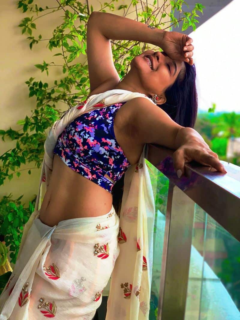 actress sakshi agarwal wear vesti and shirt