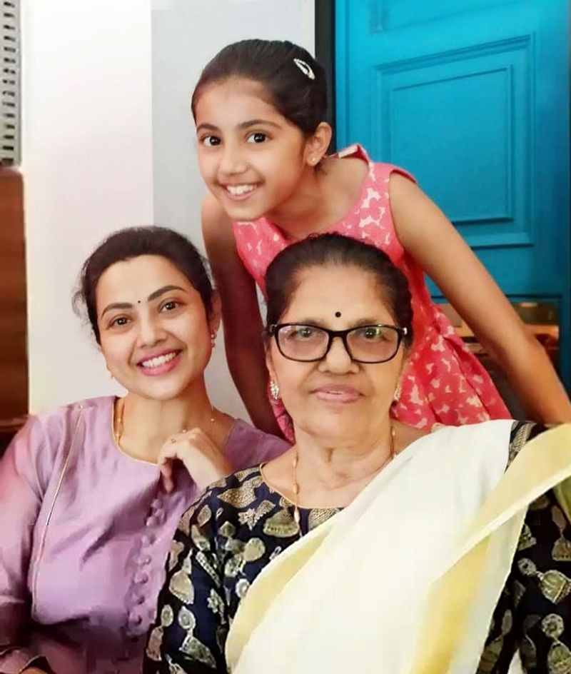 அம்மா குழந்தையுடன் மீனா 