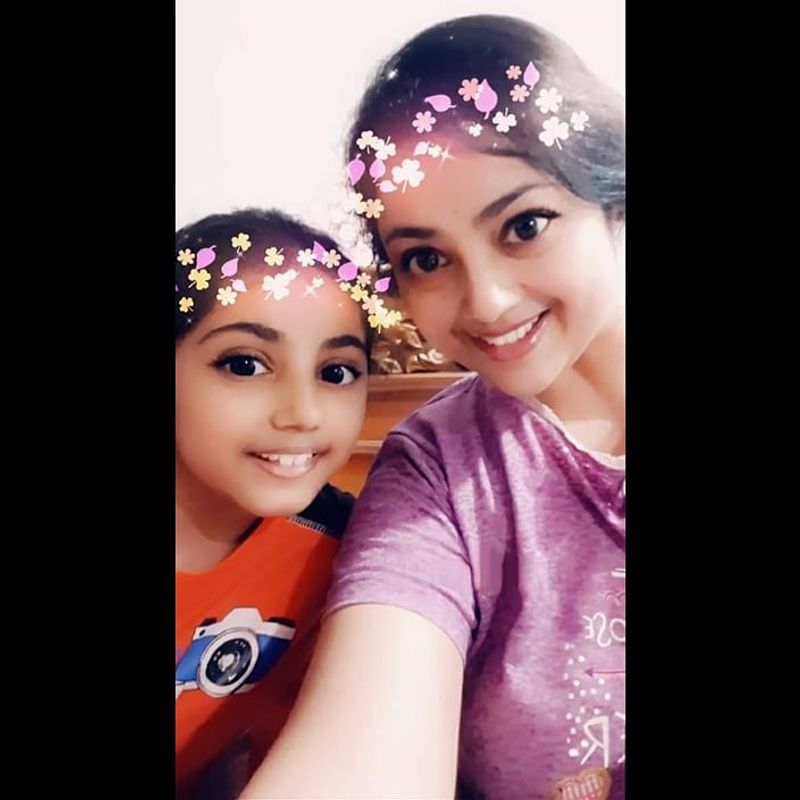 இரண்டு பெரும் குழந்தை போல் விளையாடும் புகைப்படம் 