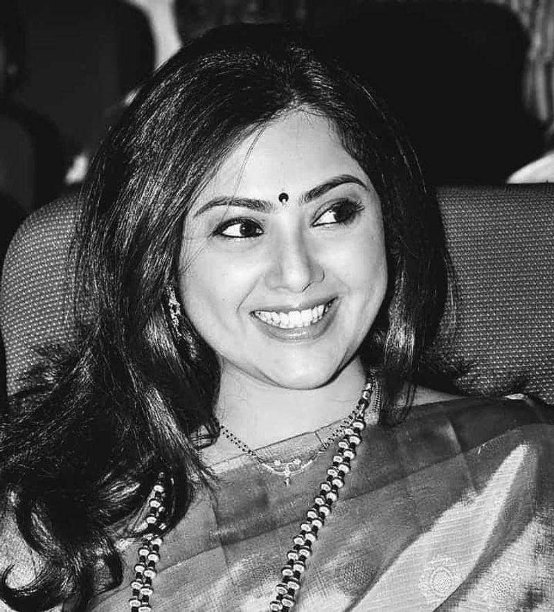 அழகிய சிரிப்பால் அனைவரையும் கவரும் மீனா 