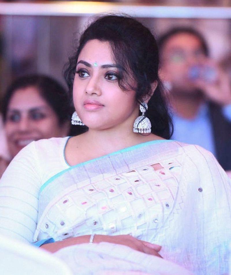 மீனா கொஞ்சம் குண்டானாலும் அழகா தான் இருக்கிறார் 