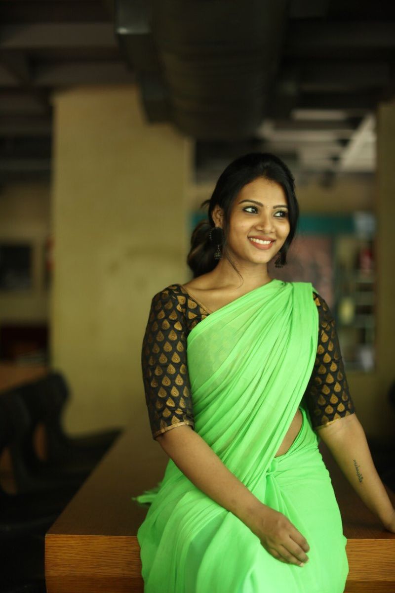 ஏற்கனவே செய்திவாசிப்பாளரான பிரியா பவானி சங்கர் தமிழ் சினிமாவின் இளம் நடிகையாக தற்போது வலம் வந்து கொண்டிருக்கும் நிலையில், அடுத்து திவ்யா துரைசாமியும் களம் இறங்கியுள்ளார். 