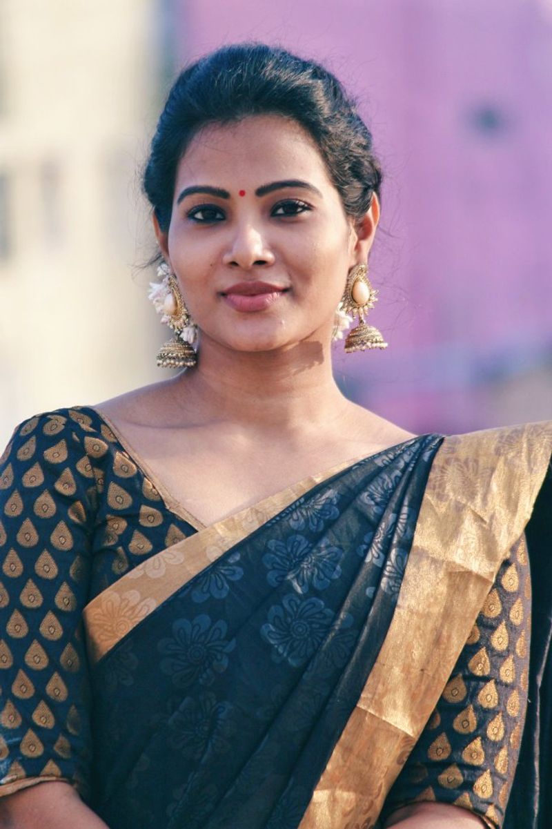 கொரோனா காலத்தில் கிராமத்தில் நடக்கும் சுவாராஸ்ய சம்பவங்களை கொண்டு கதைக்களம் உருவாக்கப்பட்டுள்ளதாக தகவல்கள் வெளியாகியுள்ளன. 