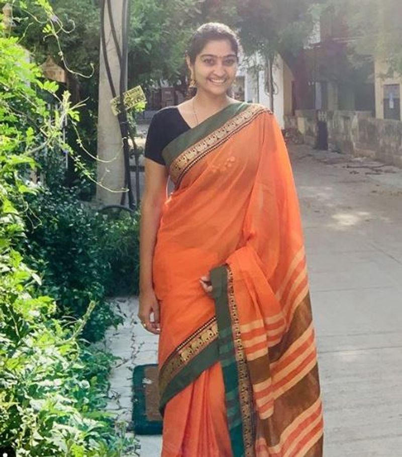நடு ரோட்டில் நின்றபாடு நச் போஸ் 