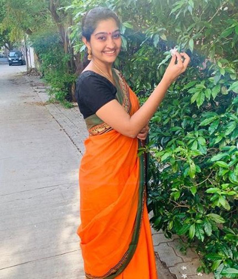 பூ பறிக்கும் பேரழகி 