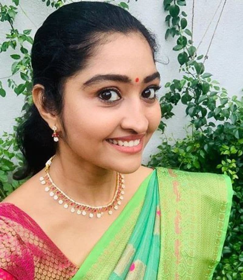 பச்சை நிற சேலை கட்டிய பச்சைக்கிளியோ 