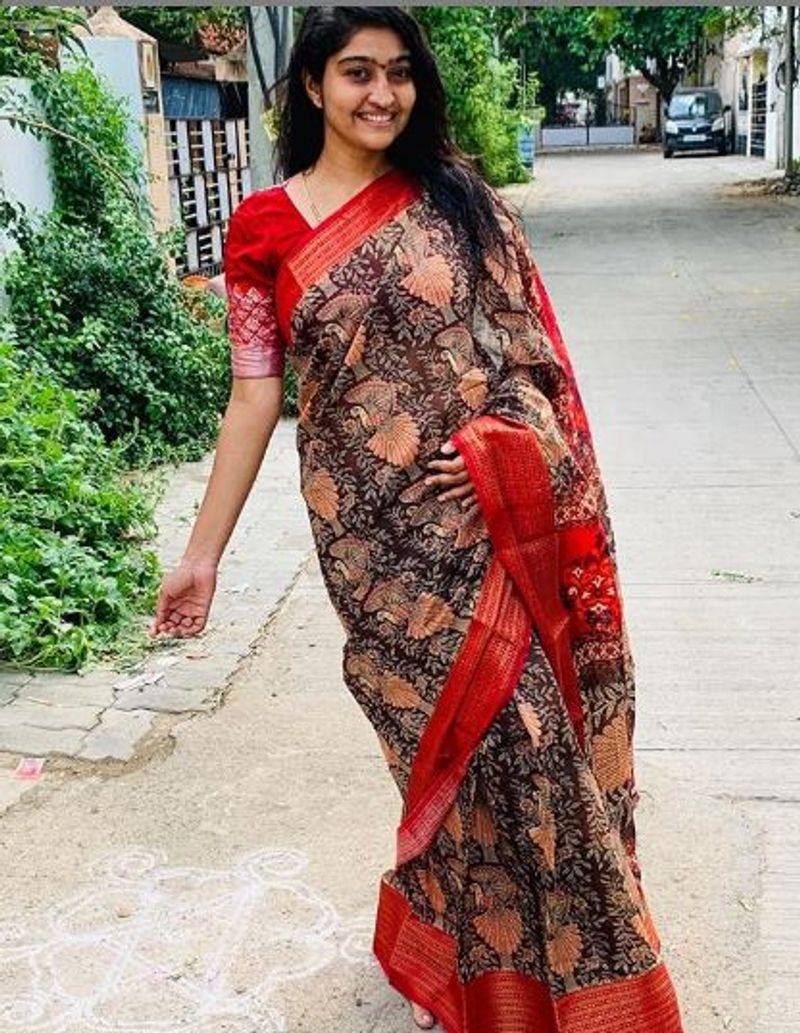 விதவிதமான சேலையில் நடு ரோட்டில் போட்டோ ஷூட் 