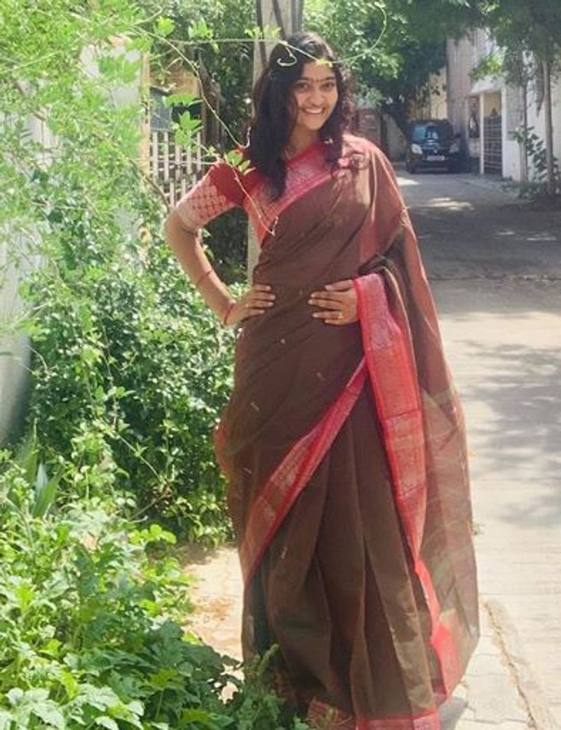 இடுப்பில் கை வைத்து எடுப்பாக ஒரு போஸ் 