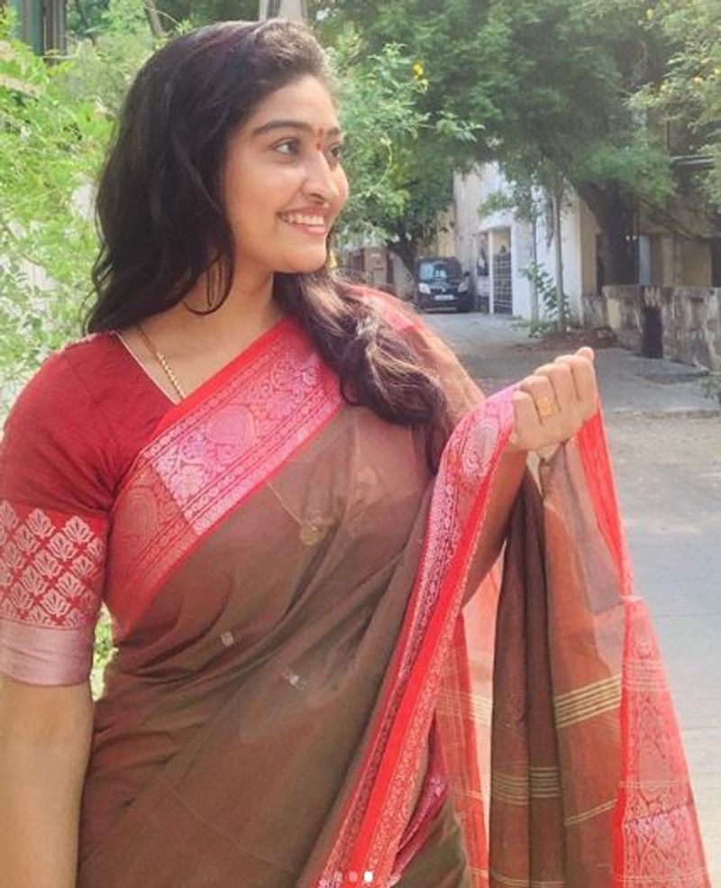 சிரிப்பில் மயக்கும் நீலிமா 