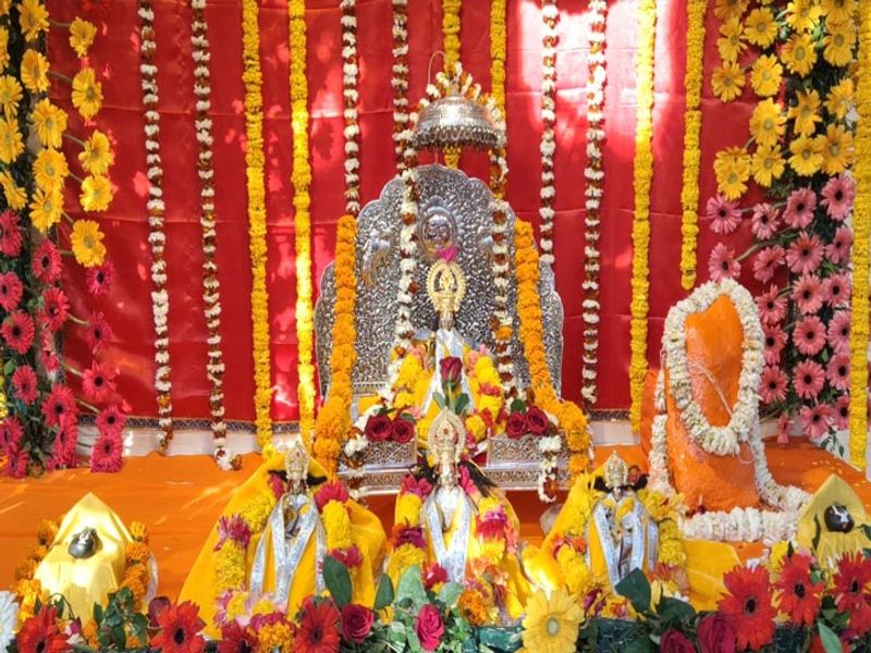 এখনও পর্যন্ত যা খবর, আগামী ৫ আগস্ট রাম মন্দিরের ভূমিপুজোর অনুষ্ঠানে অযোধ্যায় উপস্থিত থাকছেন না বিজেপির এই দুই বর্ষীয়ান নেতা। প্রবীণ এই দুই নেতা কেন এমন বিশেষ দিনে উপস্থিত থাকবেন না, তা নিয়ে চলছে জল্পনা।