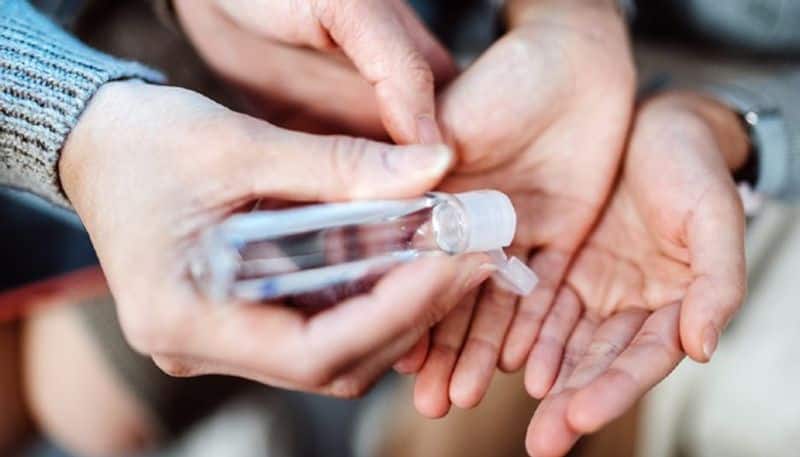 experts instructs to limit the use of hand sanitizer