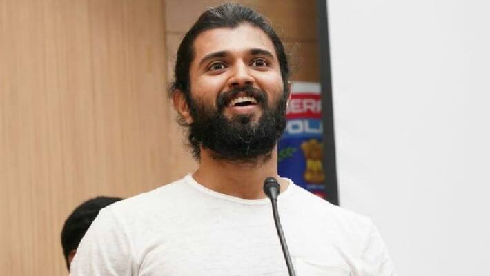 Vijay Deverakonda Felicitates Plasma Donors Pledges To Donate If Recovered Vijay Deverakonda Felicitates Plasma Donors Pledges To Donate If Recovered
