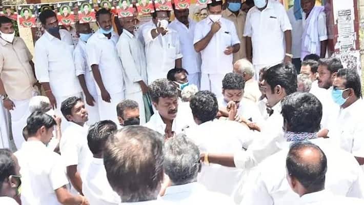 Trichy Union secretaries clash .. M.S. Kumar who flew in the car! Volunteers slogan to remove DMK hand wage ! Trichy Union secretaries clash .. M.S. Kumar who flew in the car! Volunteers slogan to remove DMK hand wage !