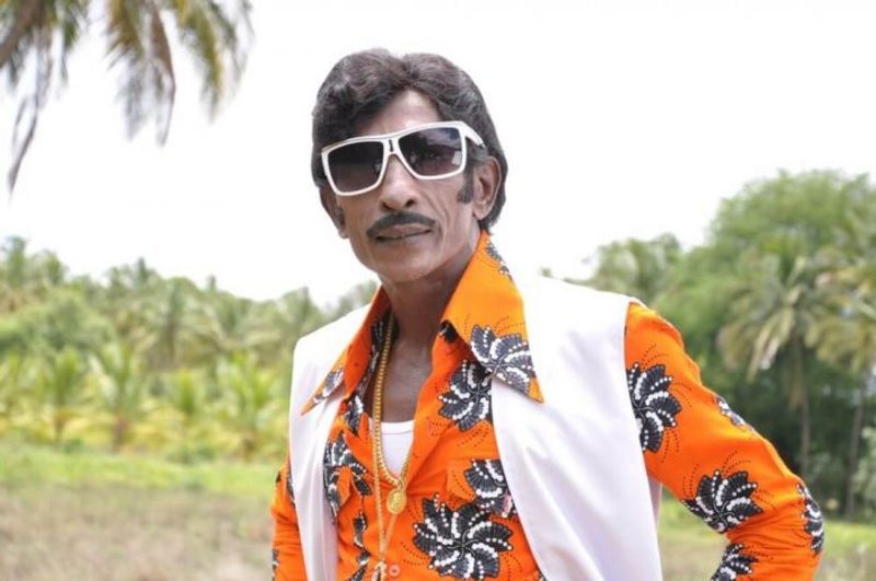 அந்த குளத்தை பற்றி யாரிடமும் விசாரிக்காம குதித்தார் பிறகு அந்த காட்சி நிறைவடைந்தது அங்கு வித்யாசமாக வேடிக்கை பார்த்த ஊர் மக்களிடம் பேசிக்கொடுத்தபோது 
