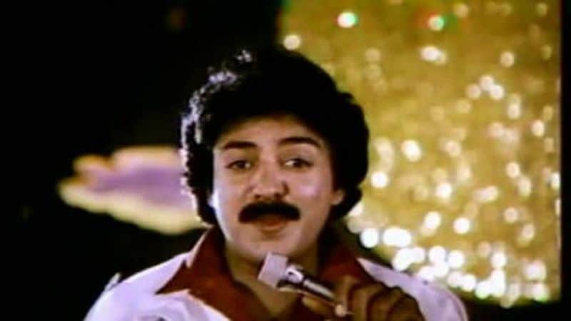 மோகன் இவரும் டாப்பில் இருந்தவர் இவர் நடித்த எல்லாம் படமும் சூப்பர் டூப்பர் ஆக ஓடி பெயர் பெற்றுகொடுத்தது 300நாட்கள் 500நாட்கள் அந்த அளவுக்கு ரசிகர்களை பிடித்து வைத்து இருந்தார் இவருக்கு டப்பிங் கொடுப்பது எஸ்.என் சுரேந்தர் நடிகர் விஜயின் தாய் மாமன் இவர் தான் இது வரைக்கும் மோகன் படத்திற்கு பின்னணி குரல் கொடுப்பார் இவருக்கும் அவருக்கும் மனஸ்தாபம் ஏற்பட்டு பிரிந்து விட்டார்கள் என்னால் நீ டாப் ல இருக்க என்று எஸ் என் சுரேந்தர் சொல்ல இவர் நீ இல்லனாலும் நான் என் குரலில் பேசிக்கொள்ளுவேன் என்று சொல்ல இவர் நடித்த கடைசி 2 படங்களில் இவர் குரலில் பேசினார் ரசிகர்கள் ஏற்றுக்கொள்ளவில்லை அதன் பிறகு வெளியே வந்து விட்டார் 