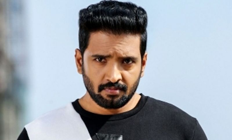 காமெடி நடிகராக இருந்த சந்தானம் நல்ல பெயர் பெற்று நல்ல சம்பாரித்து வந்தார் ஒரு நாளைக்கு 10 லட்சம் வரை இவருக்கு கால் ஷீட் இருந்தது அதன் பிறகு பின்னல் வந்த சிவகார்த்திகேயன் ஹீரோவா வந்த உடனே ஈகோ ஆரம்பித்தது நானும் இனிமே காமெடி ரோலில் பணிபுரியமாடேன் ஹீரோவா தான் நடிப்பேன் என்று கூறி அதன் பிறகு ஹீரோவாக்கவே நடிக்கிறார் ஆனால் முன்னாடி இருந்த பேர் புகழ் எதுமே அவருக்கு கிடைக்கவில்லை டவுண் ஆகிவிட்டார் 