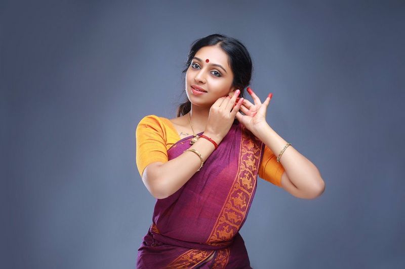 லட்சுமிமேனன் கும்கி படம் மூலமாக அறிமுகம் ஆனார் ஒரு சில படங்கள் ஓடினாலும் கடைசியா நடித்த மிருதன் படம் கூட வெற்றி பெற்று கொடுத்தது இவங்க தொடர்ந்து நடித்து இருந்தால் இவங்களும் டாப் ஹீரோயின் ஆக வலம் வந்து இருப்பார் நான் படிக்கப்போறன் சொல்லி போய்டாங்க அதன் பிறகு உடல் எடையும் ஏறிவிட்டது இப்பொழுது இவர்களே வாய்ப்பு கேட்டாலும் கிடைக்கவில்லை 
