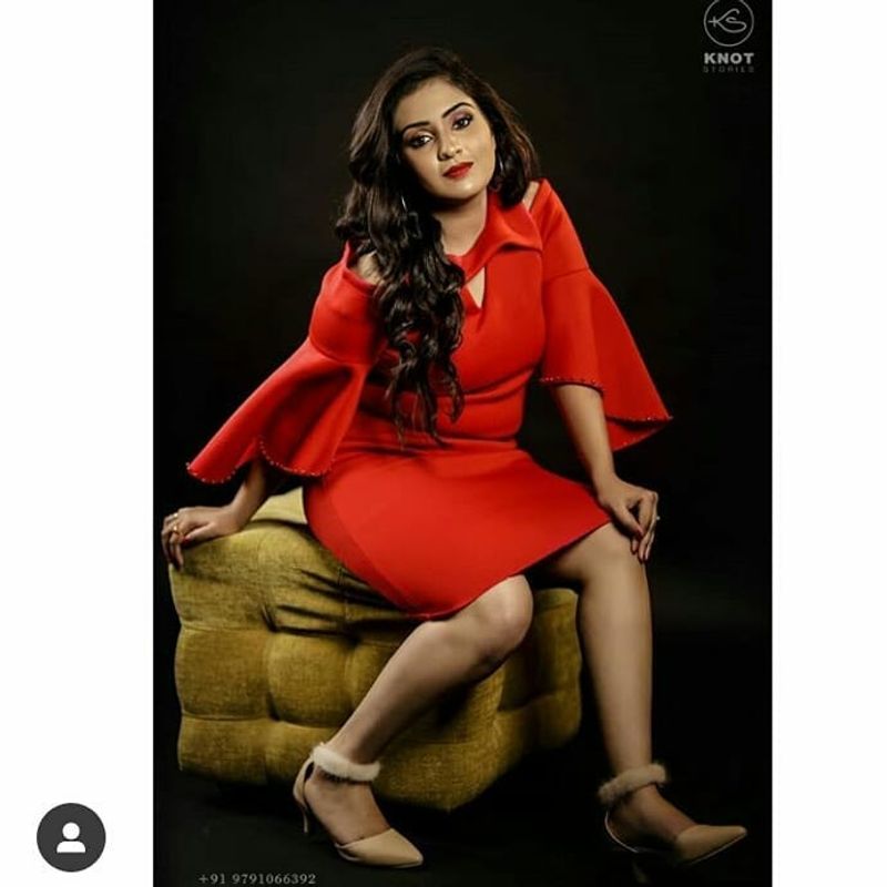 சோபாவில் அமர்ந்தபடி கலக்கும் ஸ்பூர்த்தி 