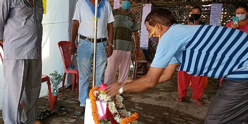 করোনা আতঙ্কে এবার শতবর্ষের উৎসবটাই মাটি হয়ে গেল! তবে এরইমধ্যে হাওড়ার বাগনানে উত্তর পান আড়ৎ প্রাঙ্গণে প্রিয় ক্লাবের জন্মদিন পালন করলেন ইস্টবেঙ্গল ক্লাব লাভার্সের সদস্য। লাল-হলুদ পতাকা তুলে অনুষ্ঠানে সূচনা করেন ফুটবলার রতন পাল। অনুষ্ঠানে হাজির ছিলেন বাগনান-১ পঞ্চায়েত সমিতির বন ও ভূমি দপ্তরের কর্মাধ্যক্ষ চন্দ্রনাথ বসু, সমাজসেবী দিলীপ পাঁজা, সন্দীপ ঘোষ, দেলোয়ার রহমান, সেখ সাজাহান আরও অনেকে।
