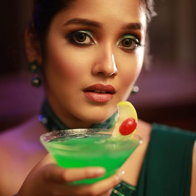 
அந்த படத்தின் பிற்பாதியில் அஜித்தின் மகளாக தோன்றி, புன்னகையால் அனைவர் மனதையும் வெகுவாக கவர்ந்தார். 