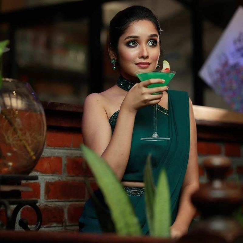 அந்த வகையில் தற்போது கையில் சாப்ட் ட்ரிங்க் வைத்து போஸ் கொடுத்து மொத்த நடிகைகளையும் மிரள வைத்துள்ளார் அனிகா 