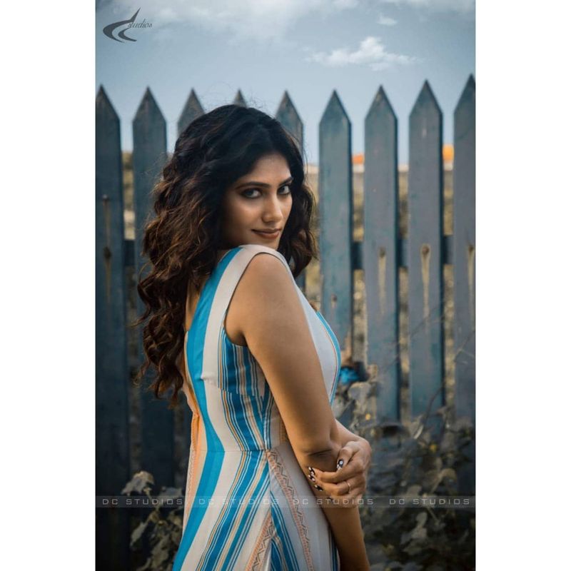 பிக்பாஸ் வீட்டிலிருந்து வெளியேறிய இரண்டு வருடங்கள் ஆன பிறகும் கூட, ஜூலியை சோசியல் மீடியாவில் வறுத்தெடுப்பதை நெட்டிசன்கள் கைவிடவில்லை செய்து வருகிறார்கள். ஜூலியும் அதை சற்றும் கண்டு கண்டு கொள்ளாமல் போட்டோ ஷூட் செய்து அட்ராசிட்டி செய்து வருகிறார்.