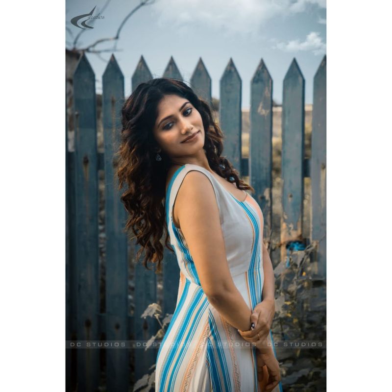 வீரத்தமிழச்சி என ஜூலியை பார்த்து மெய் சிலிர்த்த ரசிகர்கள் பலரும் அவரை ட்விட்டரில் மரண பங்கம் செய்தனர். கண்டபடி கமெண்ட் போட்டு தொல்லை கொடுத்த நெட்டிசன்களுக்கு ஜூலியும் பலமுறை அன்பாக சொல்லி பார்த்தார். ஆனால் யாரும் கேட்பதாகவே இல்லை. எனவே நீக்க பண்றத பண்ணிகிட்டே இருங்க நான் என் இஷ்டத்து இருக்கேன் என செம்ம ஜாலியாக வாழ்ந்து வருகிறார்.