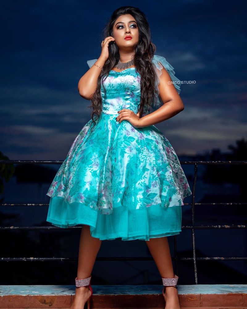 குழந்தை போல் கவுன் போட்டு போஸ் கொடுக்கும் ரீமா