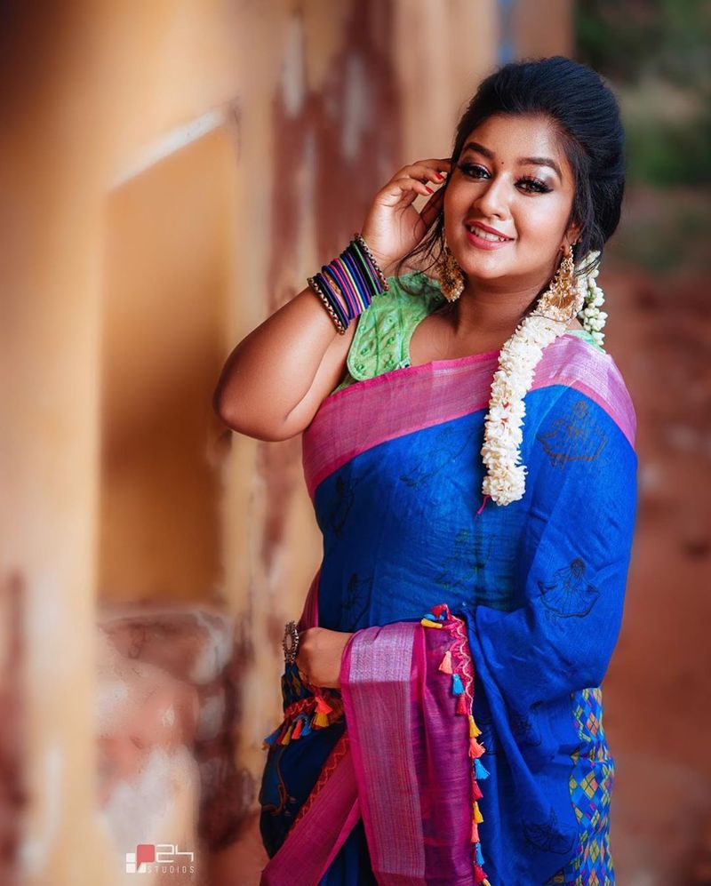 புடவையில் அம்சமாக இருக்கும் ரீமா