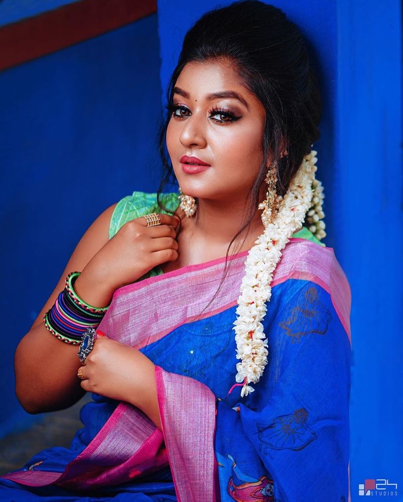 அழகாக பூ வைத்து தமிழ் பெண் போல் இருக்கும் ரீமா