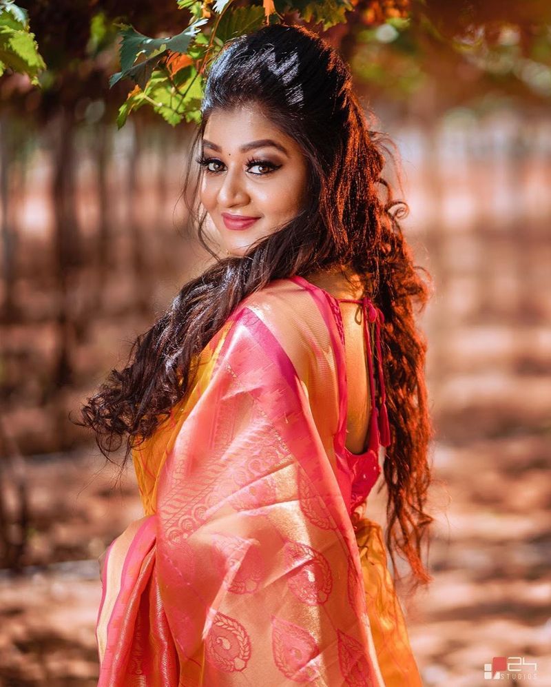 பின்னழகை காட்டி அசத்தும் ரீமா 