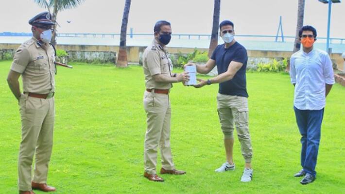 Akshay kumar donates fitness health tracking device to mumbai police KPG Akshay kumar donates fitness health tracking device to mumbai police KPG