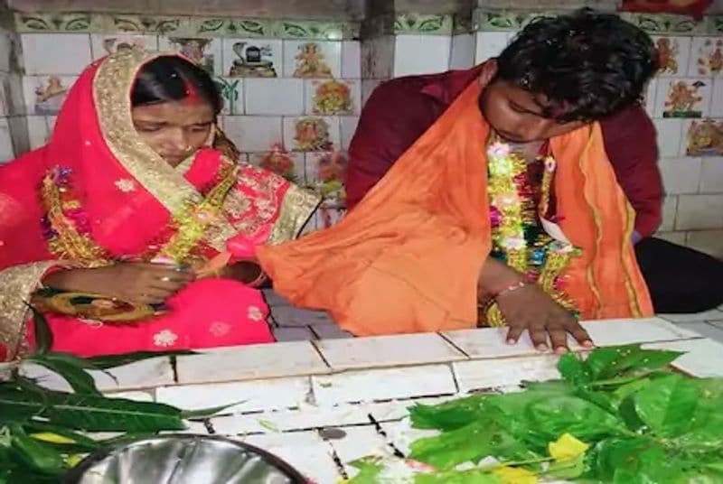 Lovers arrived in Bihar to give mobile phone to girlfriend, family members got both married ASA